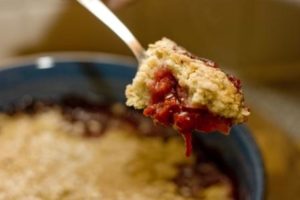 baked damson and apple crumble