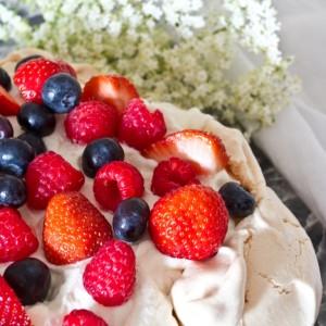 elderflower berry pavlova