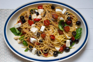 Spaghetti with Balsamic Tomatoes, Mozzarella and Olives 