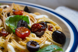 Spaghetti with Balsamic Tomatoes, Mozzarella and Olives