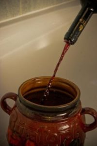 Adding red wine to the sloes