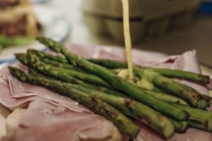 Asparagus with Hollandaise and ham