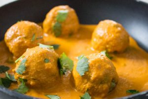 Spinach and Potato balls with curry sauce