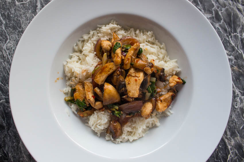 kung pao chicken with vegetables and mushrooms