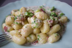 gnocchi, bacon and broccoli with cream and garlic